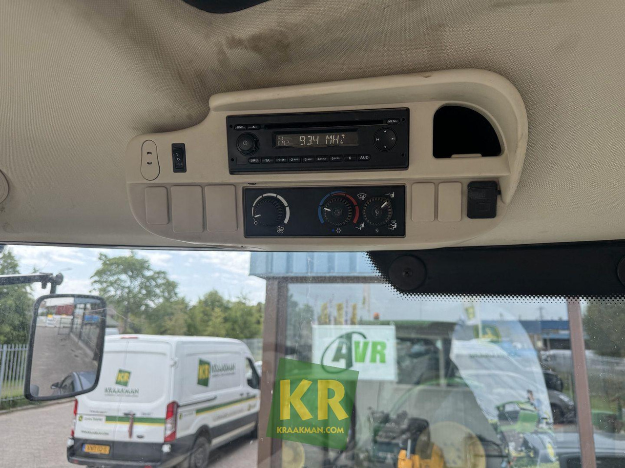 John Deere 6125R - Farm tractor: picture 2 John Deere 6125R - Farm tractor: picture 2