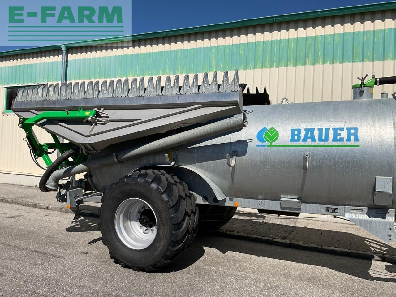Bauer V 81 mit Schleppfix SFA 9 - Fertilizing equipment: picture 2 Bauer V 81 mit Schleppfix SFA 9 - Fertilizing equipment: picture 2