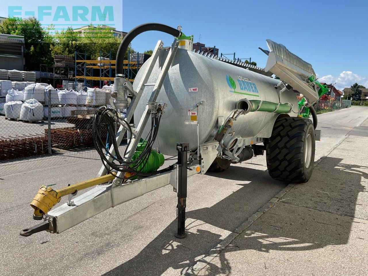 Bauer V 81 mit Schleppfix SFA 9 - Fertilizing equipment: picture 4 Bauer V 81 mit Schleppfix SFA 9 - Fertilizing equipment: picture 4