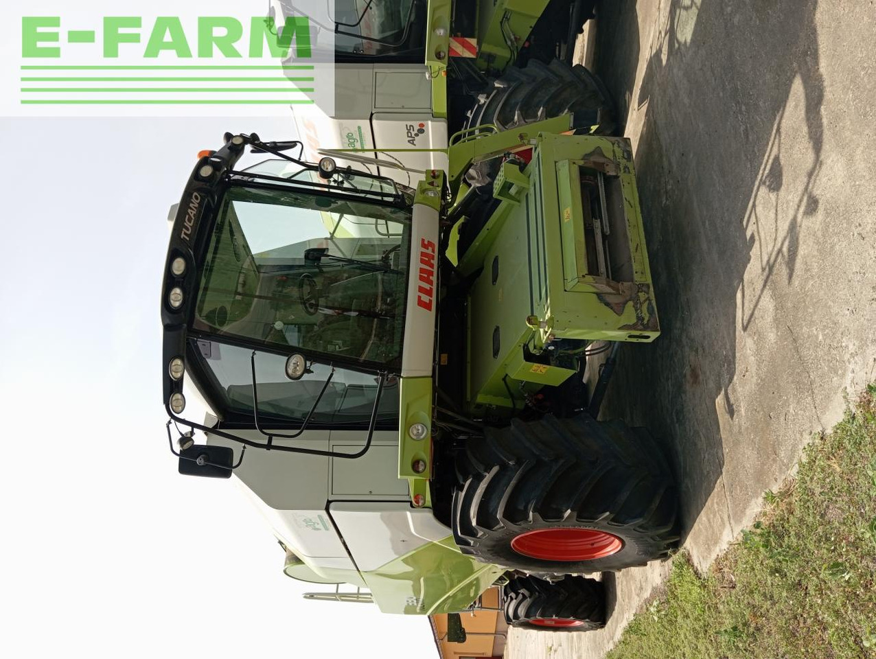 CLAAS Tucano 330 - Combine harvester: picture 1 CLAAS Tucano 330 - Combine harvester: picture 1