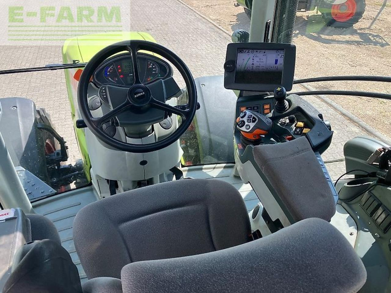 Farm tractor CLAAS axion 870: picture 9