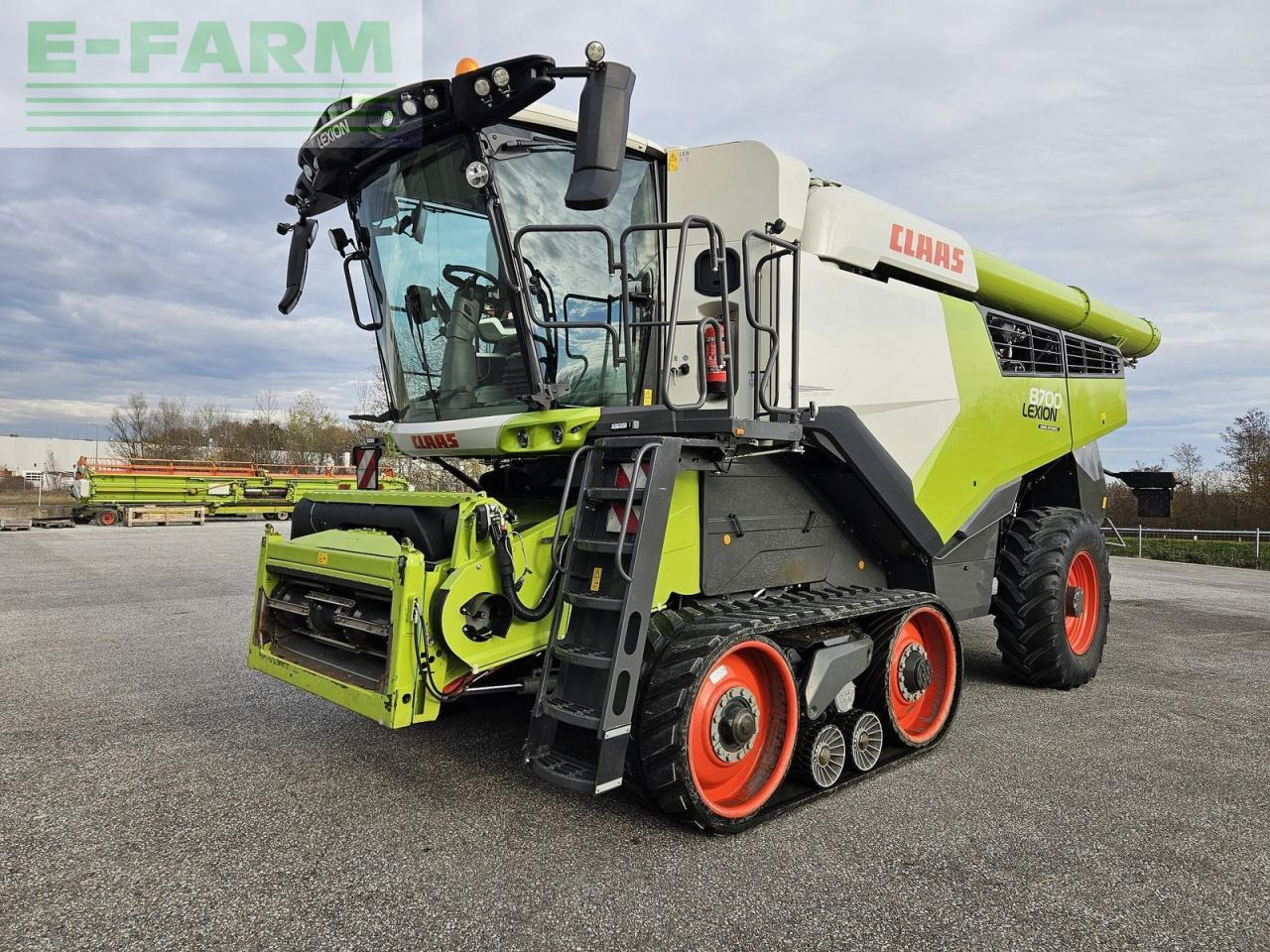 CLAAS lexion 8700tt 4wd cemos automatic - Combine harvester: picture 1 CLAAS lexion 8700tt 4wd cemos automatic - Combine harvester: picture 1