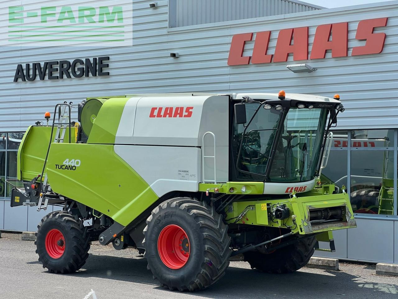 CLAAS tucano 440 - Combine harvester: picture 1 CLAAS tucano 440 - Combine harvester: picture 1