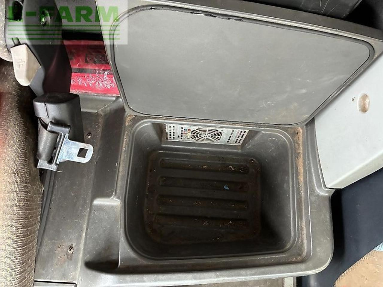 CLAAS xerion 3300 trac TRAC - Farm tractor: picture 2 CLAAS xerion 3300 trac TRAC - Farm tractor: picture 2