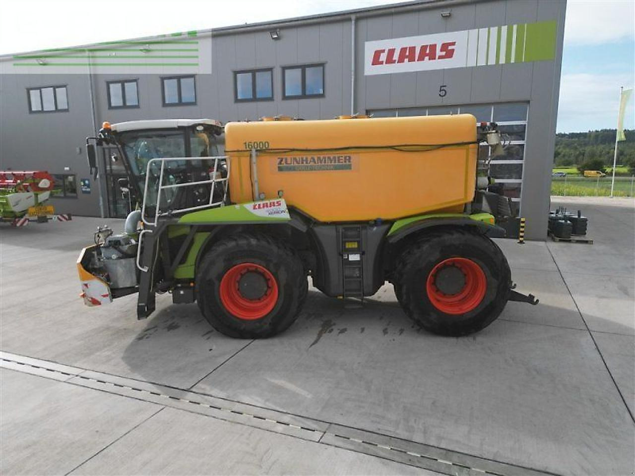 CLAAS xerion 4000 saddle trac SADDLE TRAC - Farm tractor: picture 3 CLAAS xerion 4000 saddle trac SADDLE TRAC - Farm tractor: picture 3