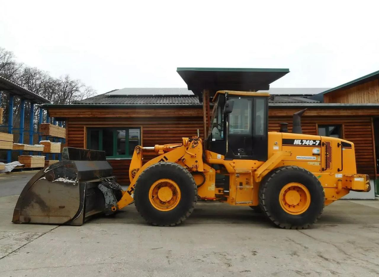 Hyundai hl740-7 mit hochkippschaufel u. volvo sw - Mini excavator: picture 1 Hyundai hl740-7 mit hochkippschaufel u. volvo sw - Mini excavator: picture 1