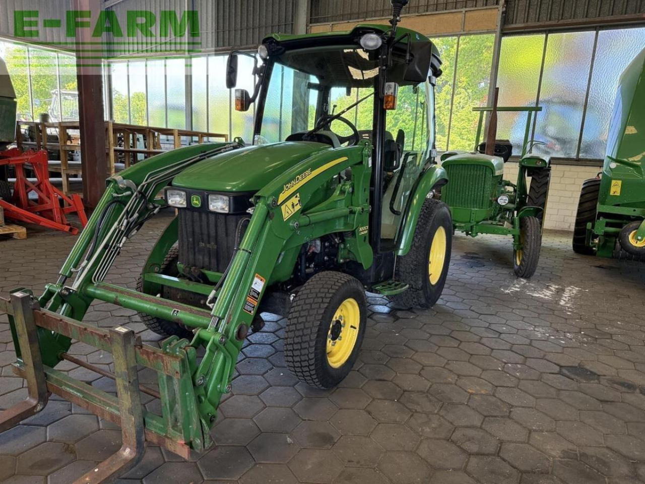 John Deere 3320 - Farm tractor: picture 2 John Deere 3320 - Farm tractor: picture 2