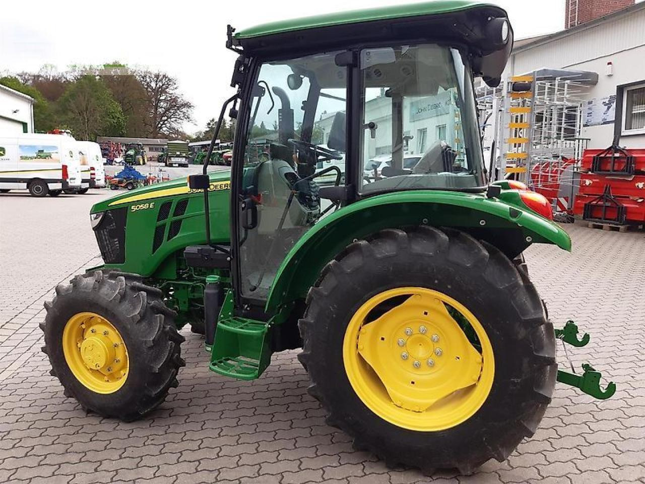 John Deere 5058e - Farm tractor: picture 4 John Deere 5058e - Farm tractor: picture 4