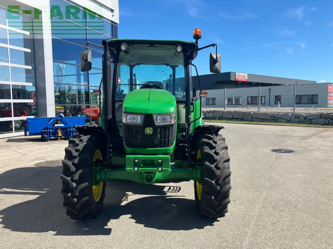 John Deere 5067E - Farm tractor: picture 2 John Deere 5067E - Farm tractor: picture 2