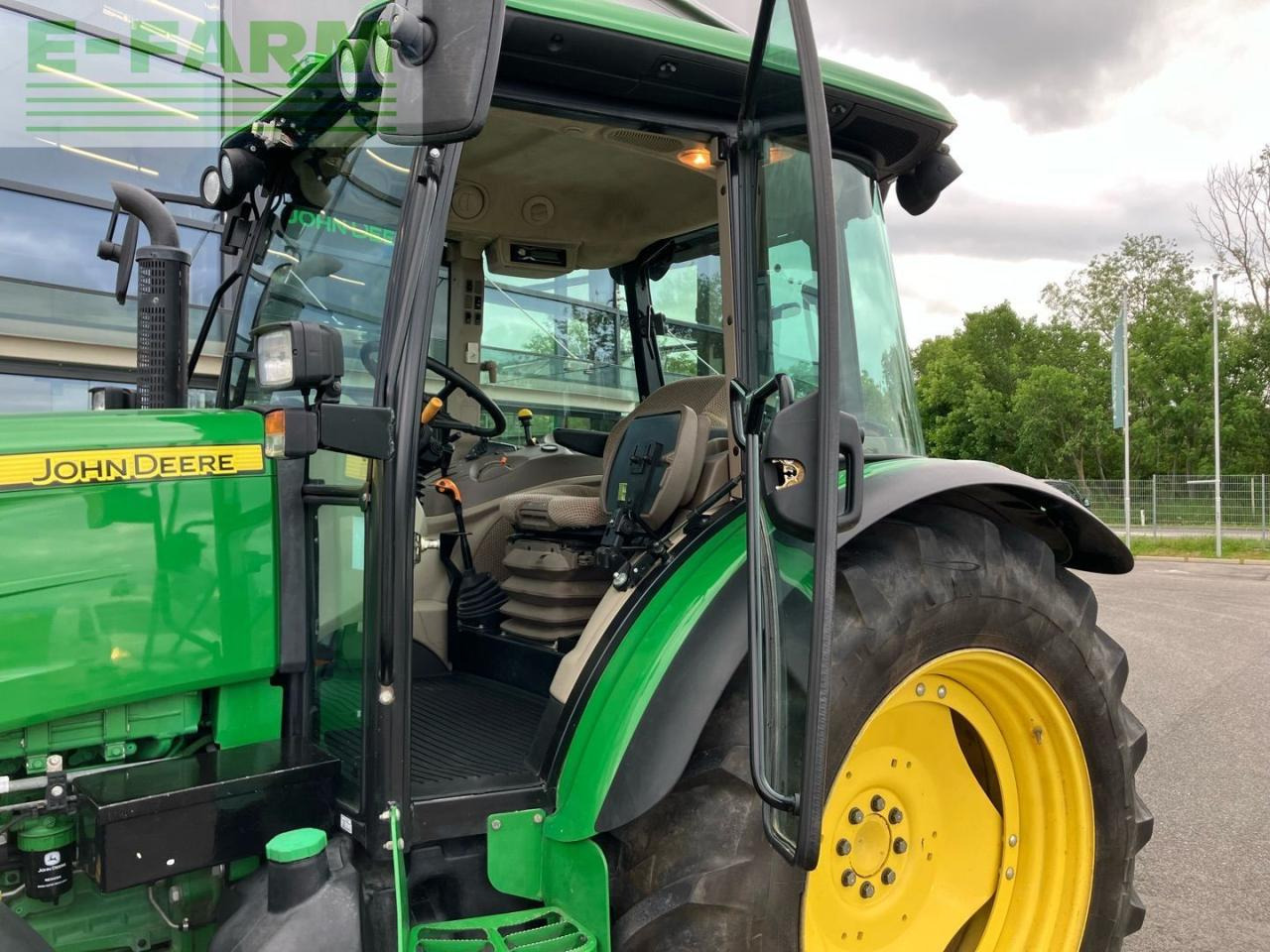 Farm tractor John Deere 5085M: picture 17
