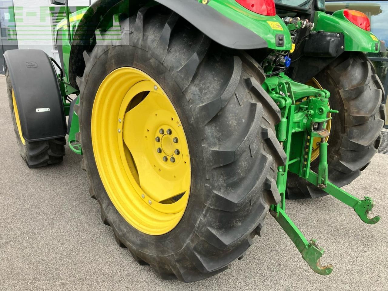 Farm tractor John Deere 5085M: picture 16