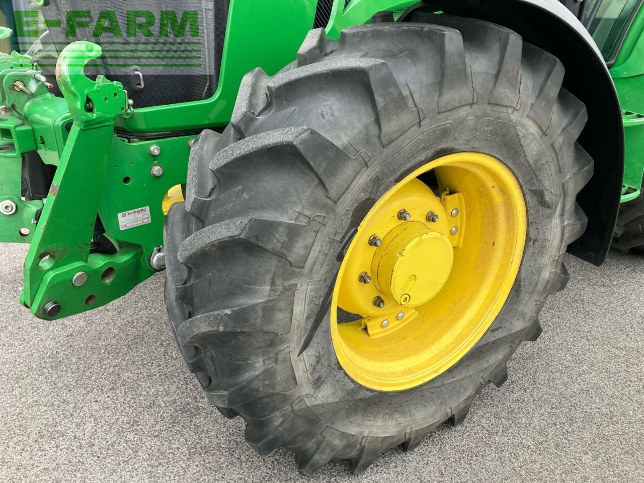 Farm tractor John Deere 5085M: picture 9