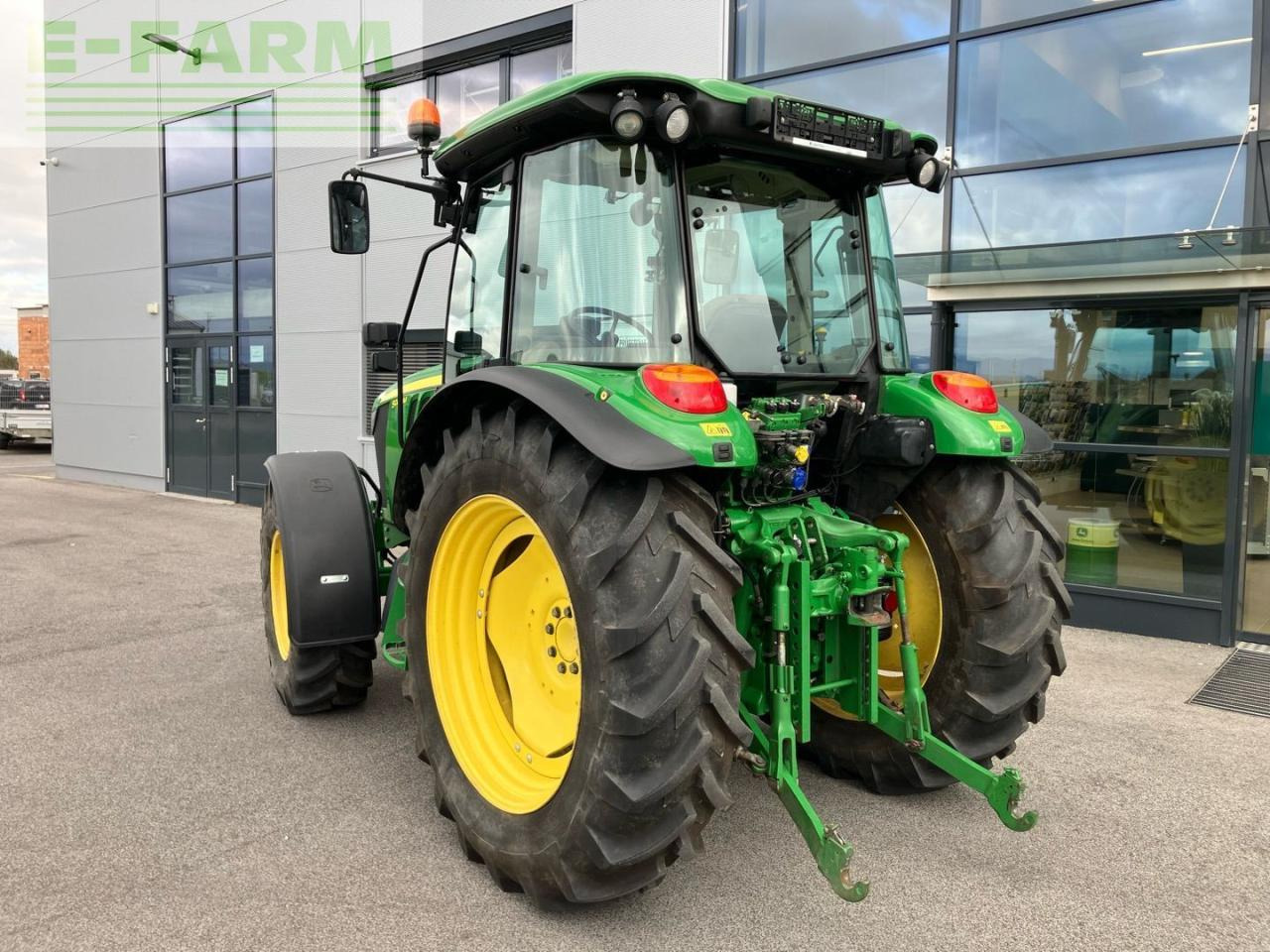 Farm tractor John Deere 5085M: picture 6