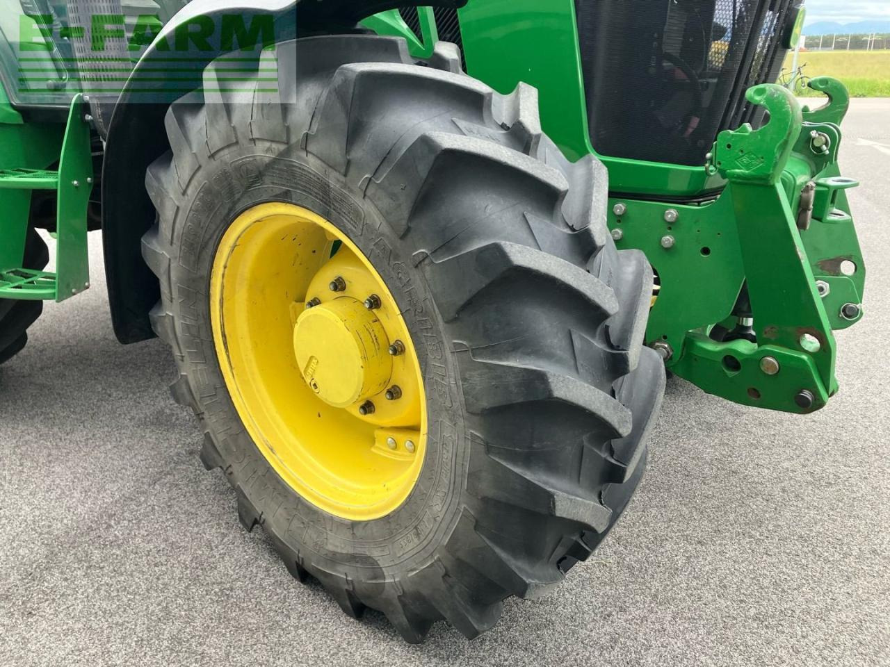 Farm tractor John Deere 5085M: picture 12