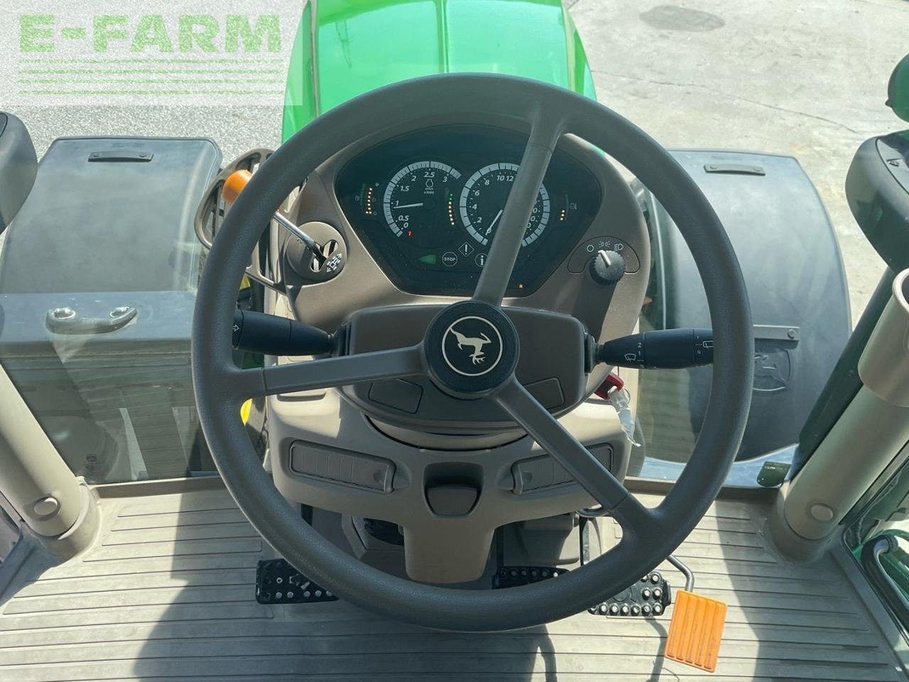 Farm tractor John Deere 6110R: picture 19