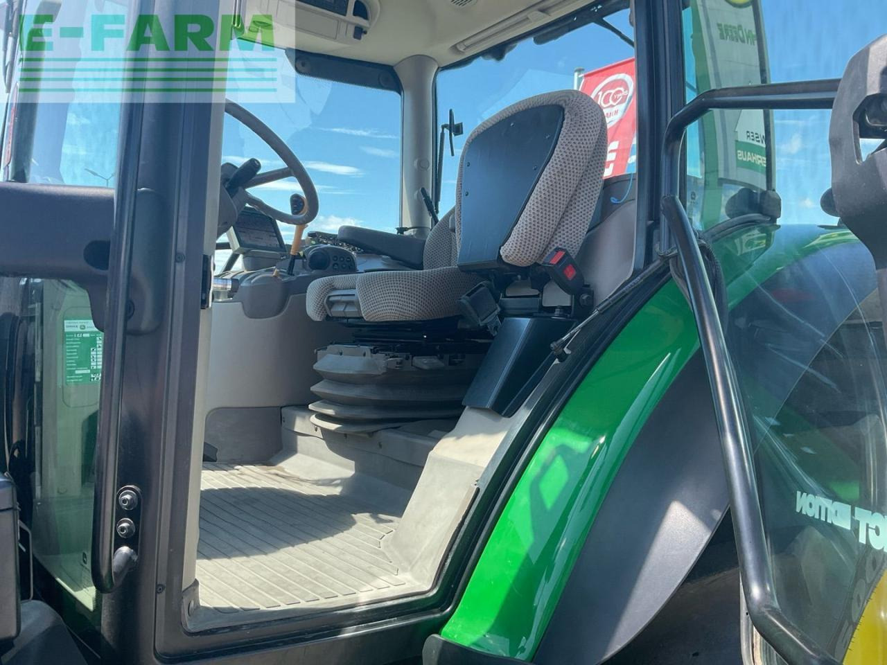 Farm tractor John Deere 6110R: picture 18