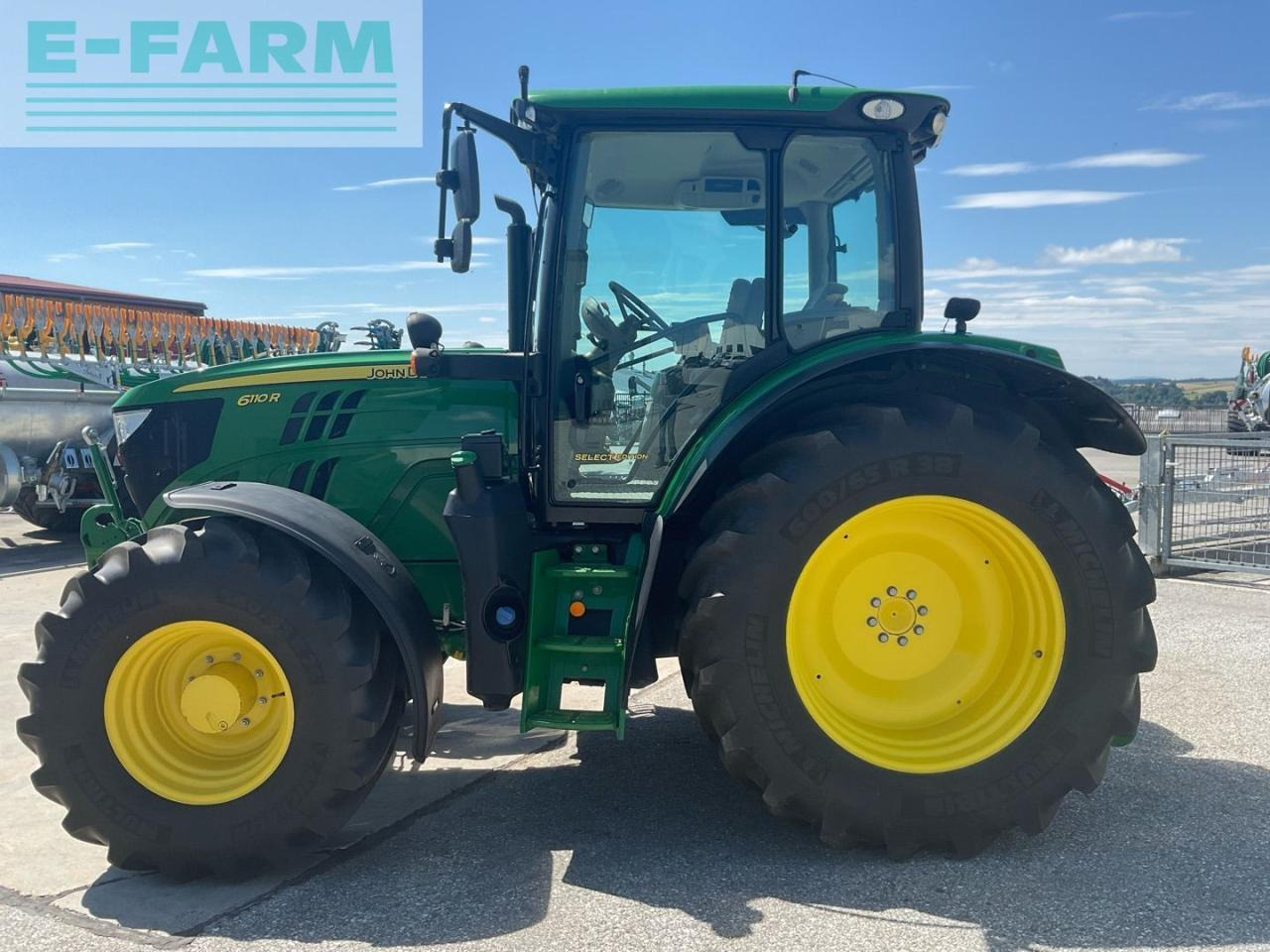 John Deere 6110R - Farm tractor: picture 2 John Deere 6110R - Farm tractor: picture 2