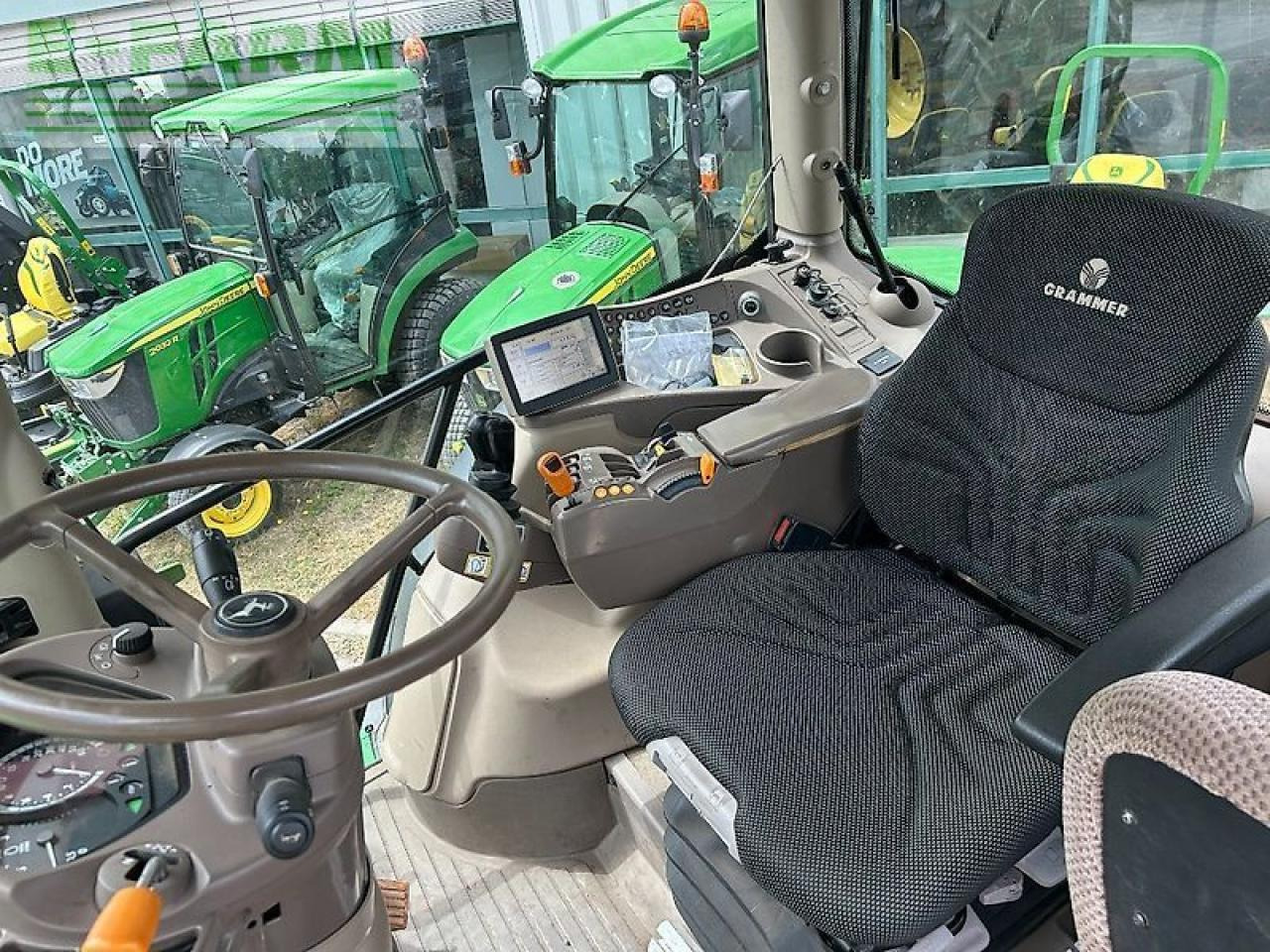 Farm tractor John Deere 6150r: picture 9