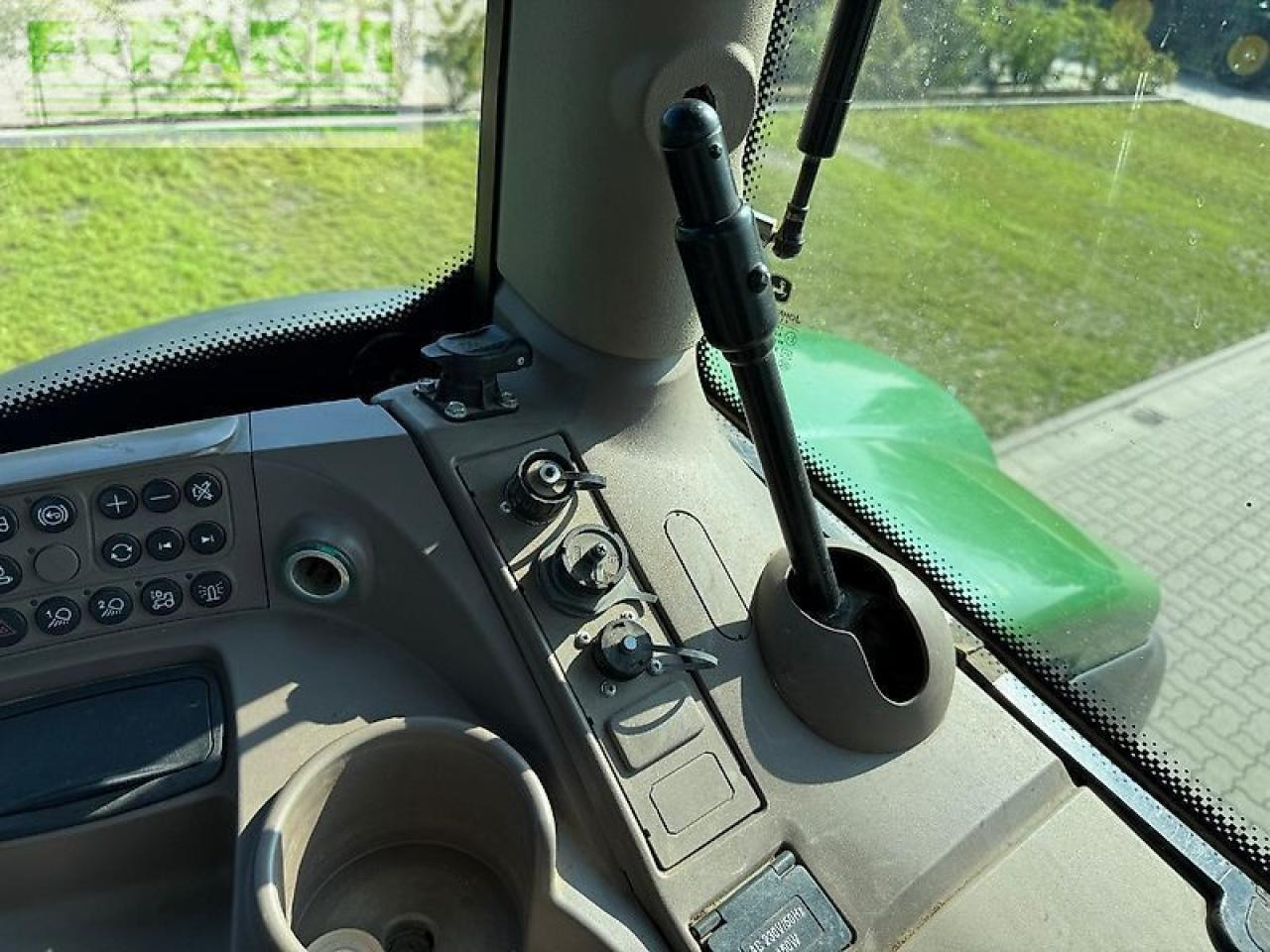 Farm tractor John Deere 6210r: picture 15