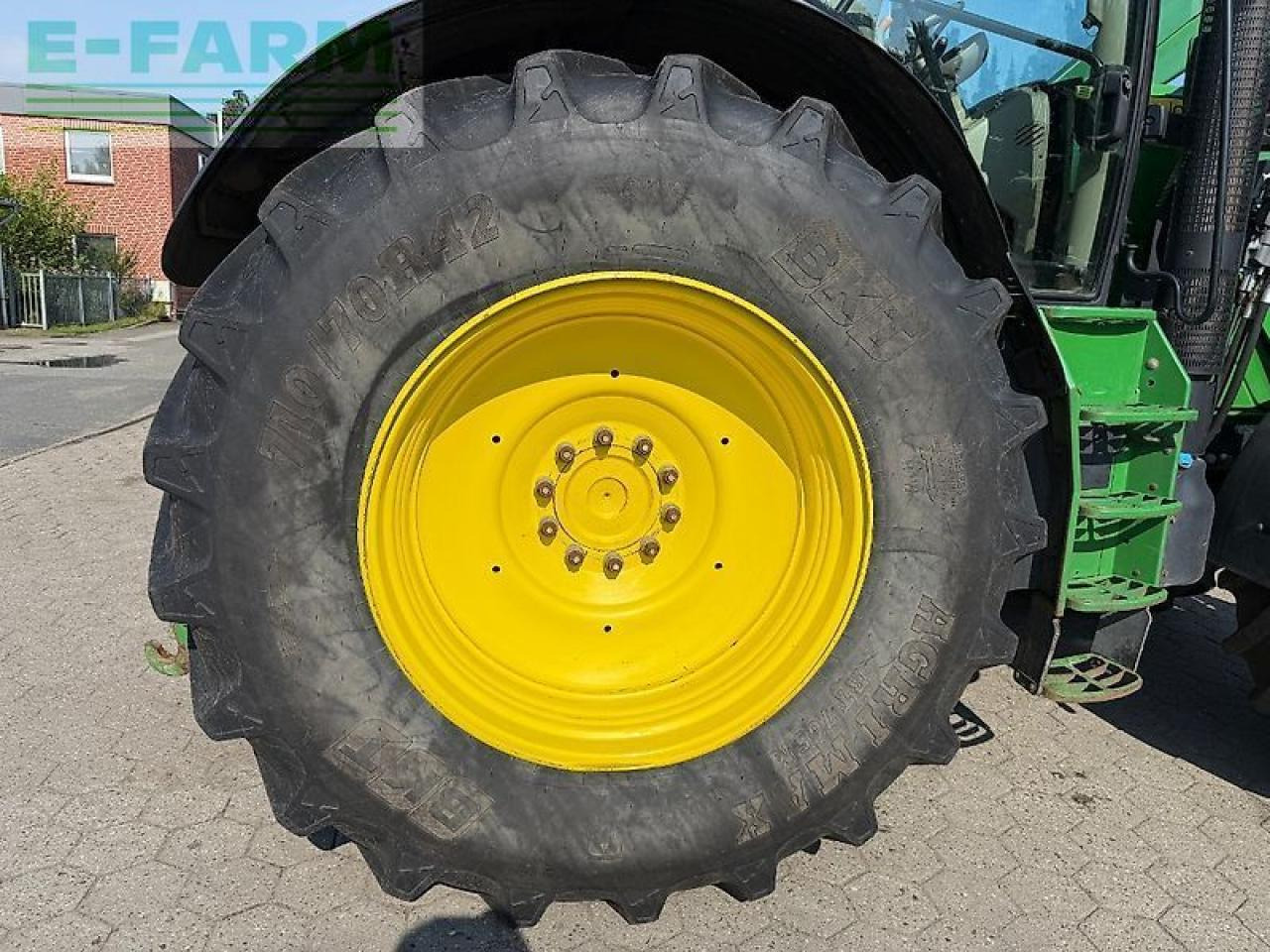 Farm tractor John Deere 6210r: picture 20