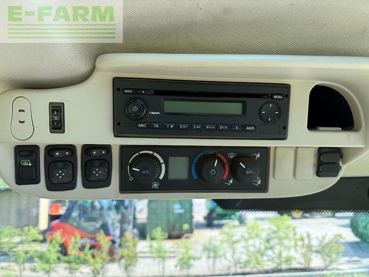 Farm tractor John Deere 6210r: picture 16