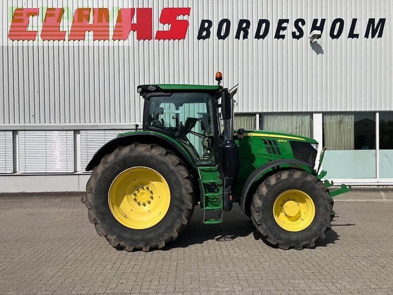 John Deere 6215 r - Farm tractor: picture 2 John Deere 6215 r - Farm tractor: picture 2