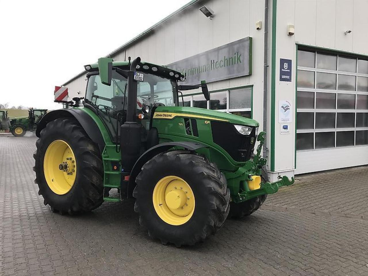 John Deere 6r 195 - Farm tractor: picture 1 John Deere 6r 195 - Farm tractor: picture 1