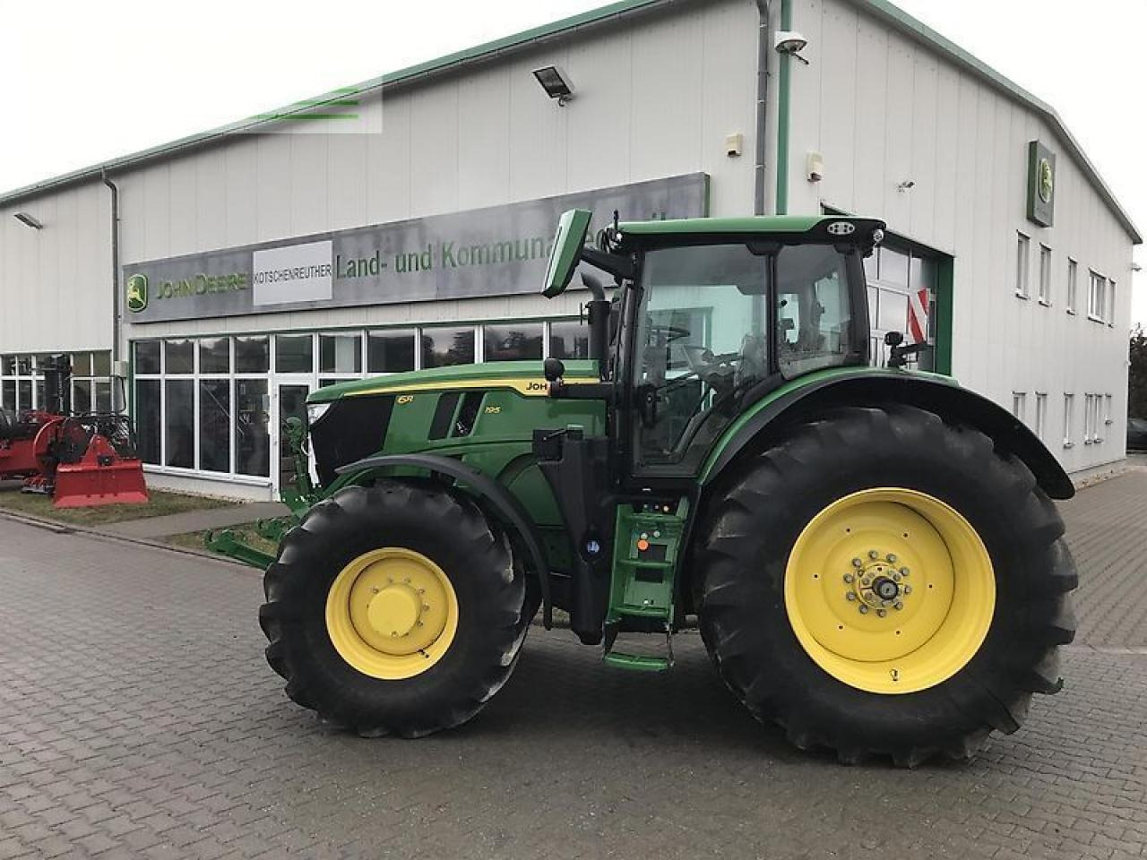 John Deere 6r 195 - Farm tractor: picture 3 John Deere 6r 195 - Farm tractor: picture 3