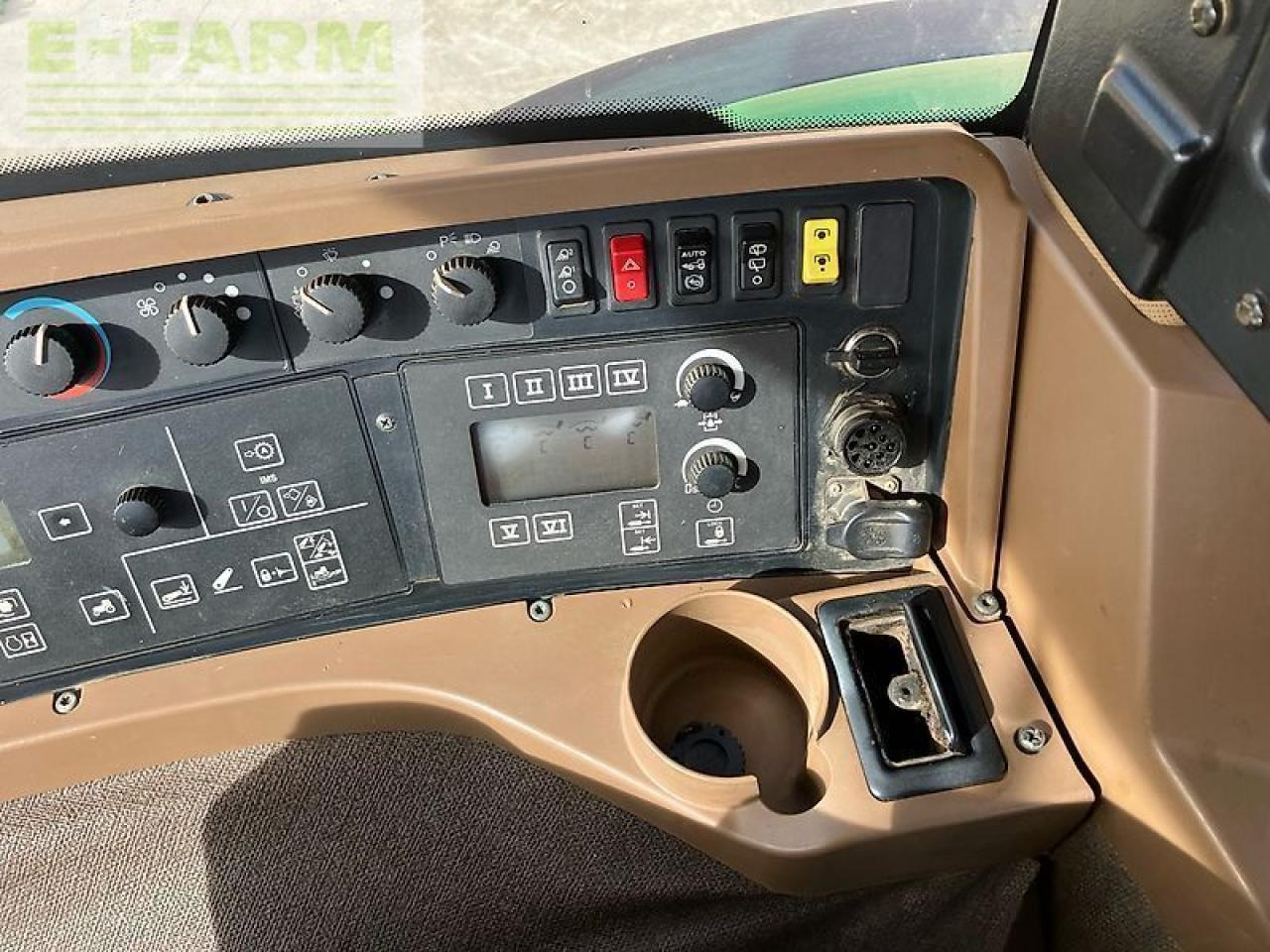 Farm tractor John Deere 8230 ils, powr shift: picture 36