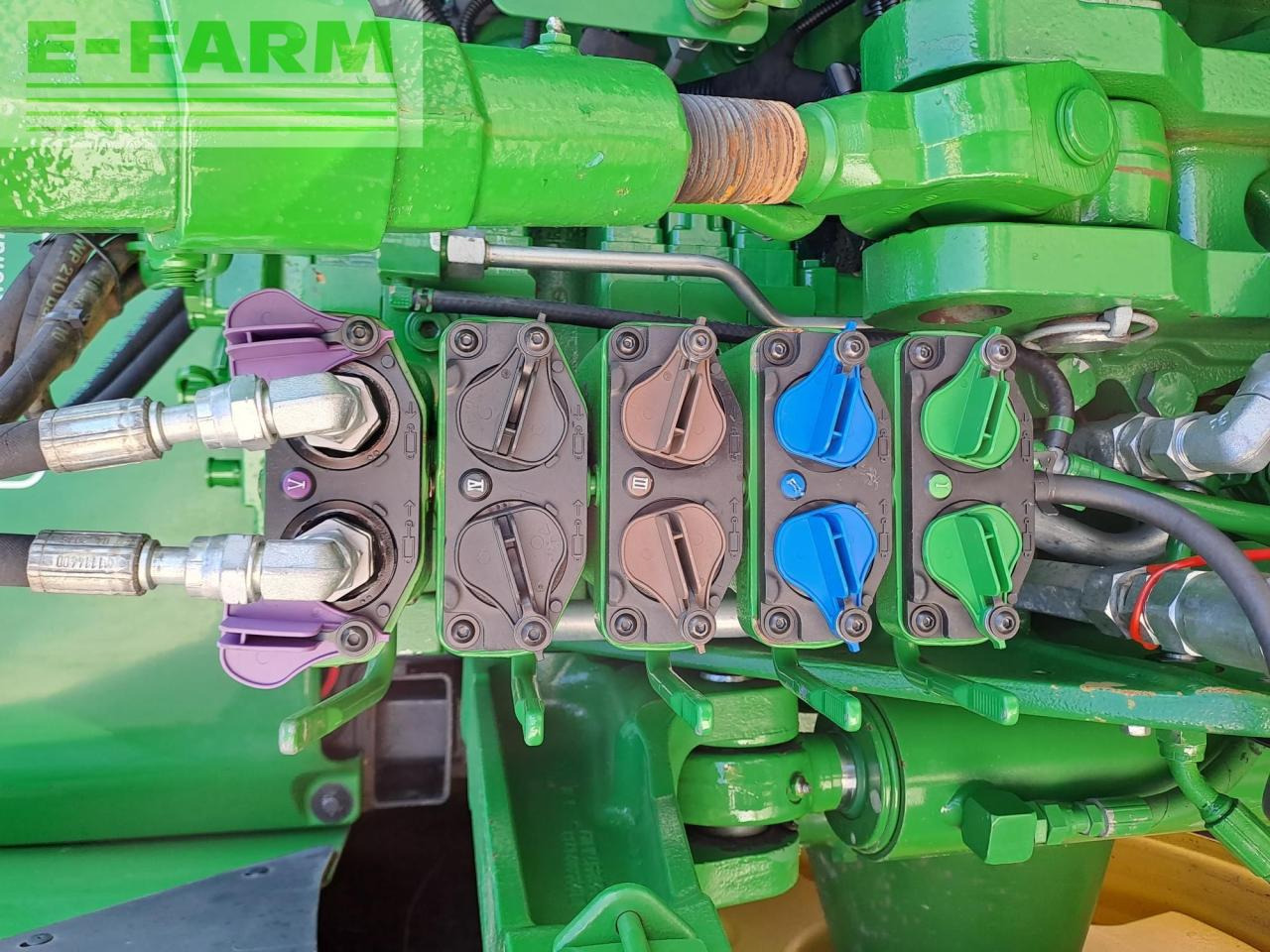 John Deere 8295R - Farm tractor: picture 5 John Deere 8295R - Farm tractor: picture 5