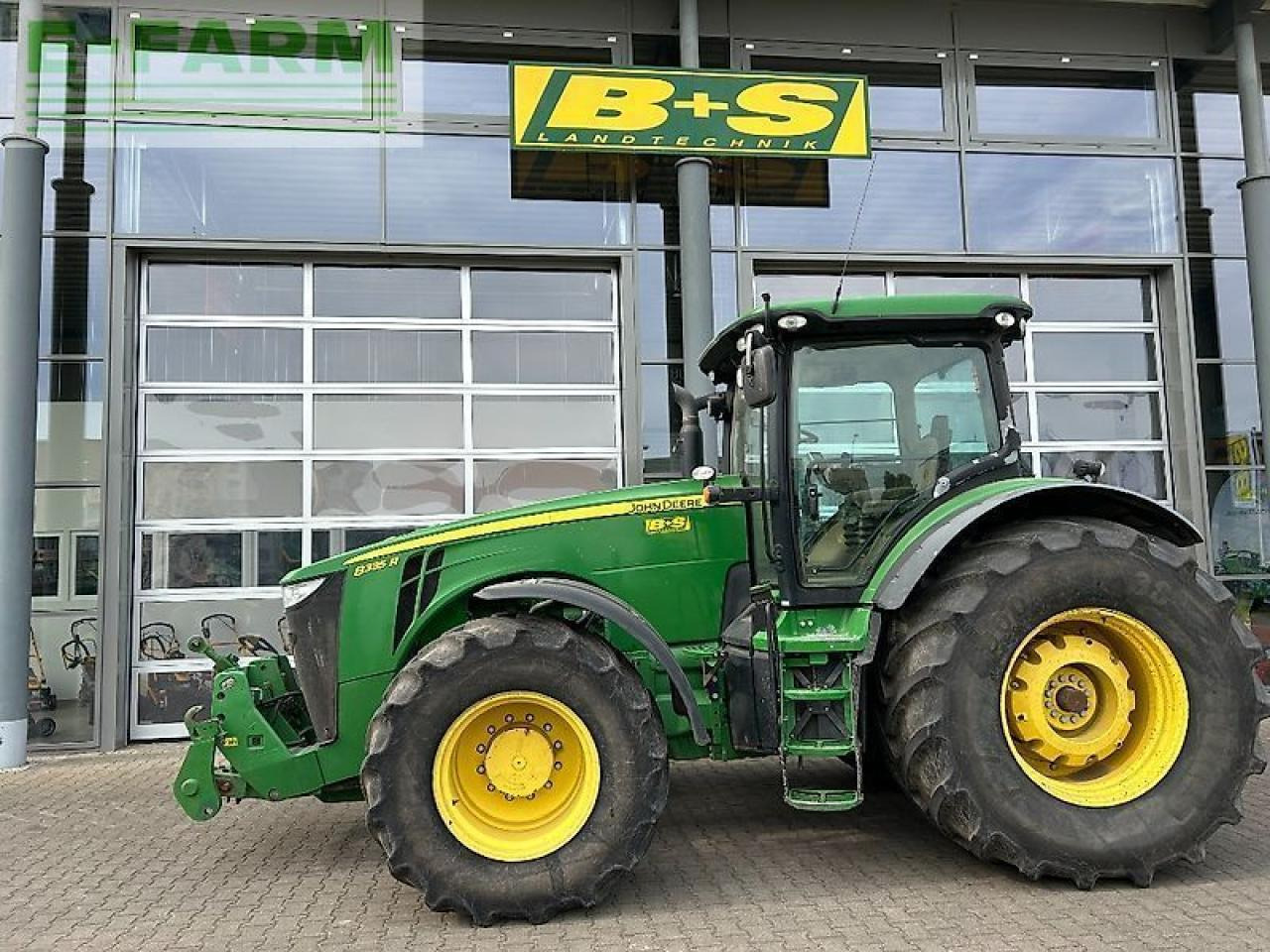John Deere 8335r - Farm tractor: picture 1 John Deere 8335r - Farm tractor: picture 1
