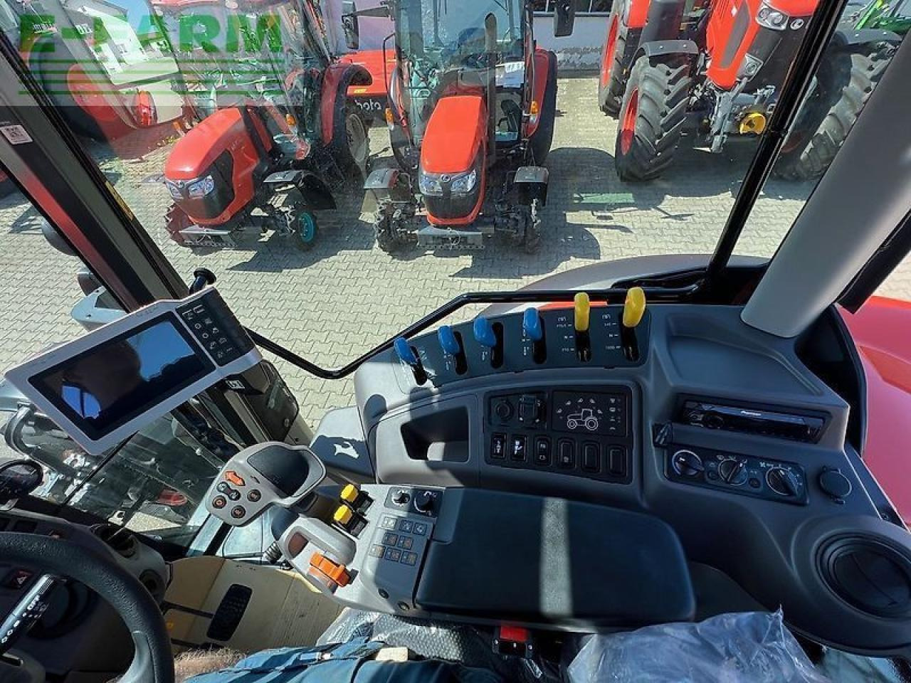 Kubota m6132 - Farm tractor: picture 2 Kubota m6132 - Farm tractor: picture 2
