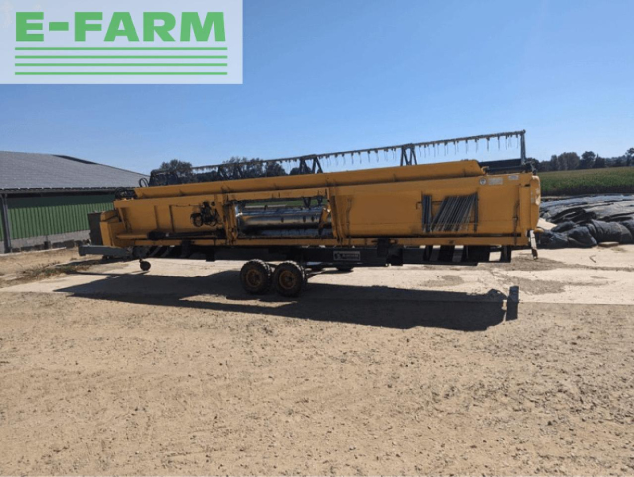 New Holland coupe - Grain header: picture 1 New Holland coupe - Grain header: picture 1