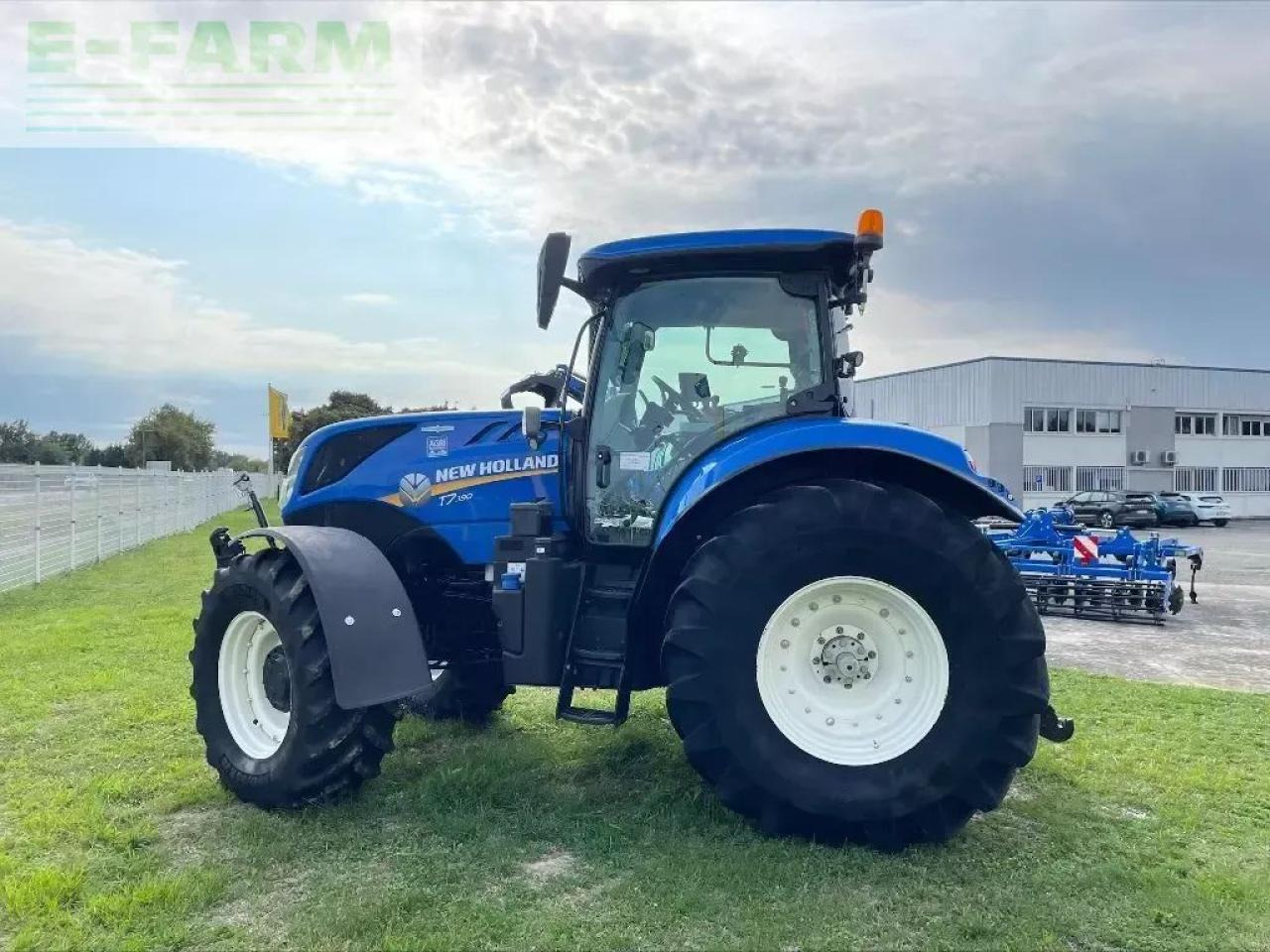 New Holland t7.190 - Farm tractor: picture 4 New Holland t7.190 - Farm tractor: picture 4