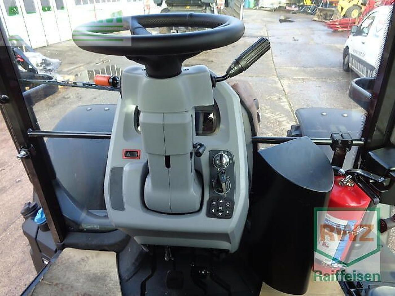 Farm tractor Valtra g135 a schlepper: picture 7