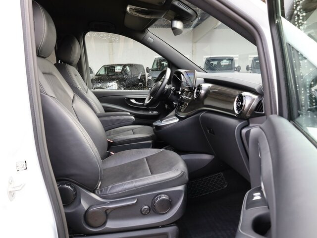 MERCEDES-BENZ EQV 300 Avantgarde,lang,7Sitze,2xSchiebetür,LED... - People carrier, Electric van: picture 5 MERCEDES-BENZ EQV 300 Avantgarde,lang,7Sitze,2xSchiebetür,LED... - People carrier, Electric van: picture 5
