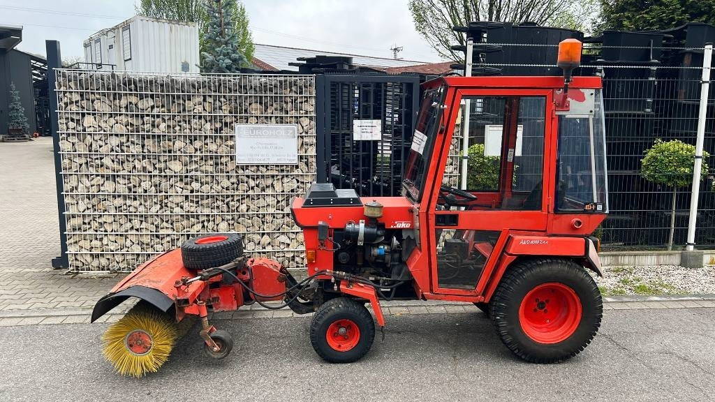 Hako 2300 D Kleintraktor, hyrd. Kehrmaschine, Zapfwelle - Municipal tractor: picture 1 Hako 2300 D Kleintraktor, hyrd. Kehrmaschine, Zapfwelle - Municipal tractor: picture 1