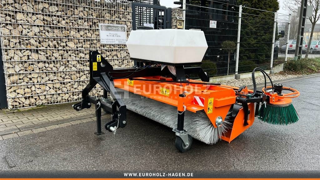 Kehrmaschine ZM2000 mit Seitenbesen - Broom for Municipal/ Special vehicle: picture 2 Kehrmaschine ZM2000 mit Seitenbesen - Broom for Municipal/ Special vehicle: picture 2