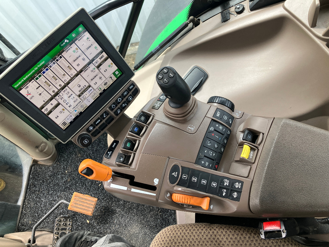 John Deere 6175R - Farm tractor: picture 3 John Deere 6175R - Farm tractor: picture 3