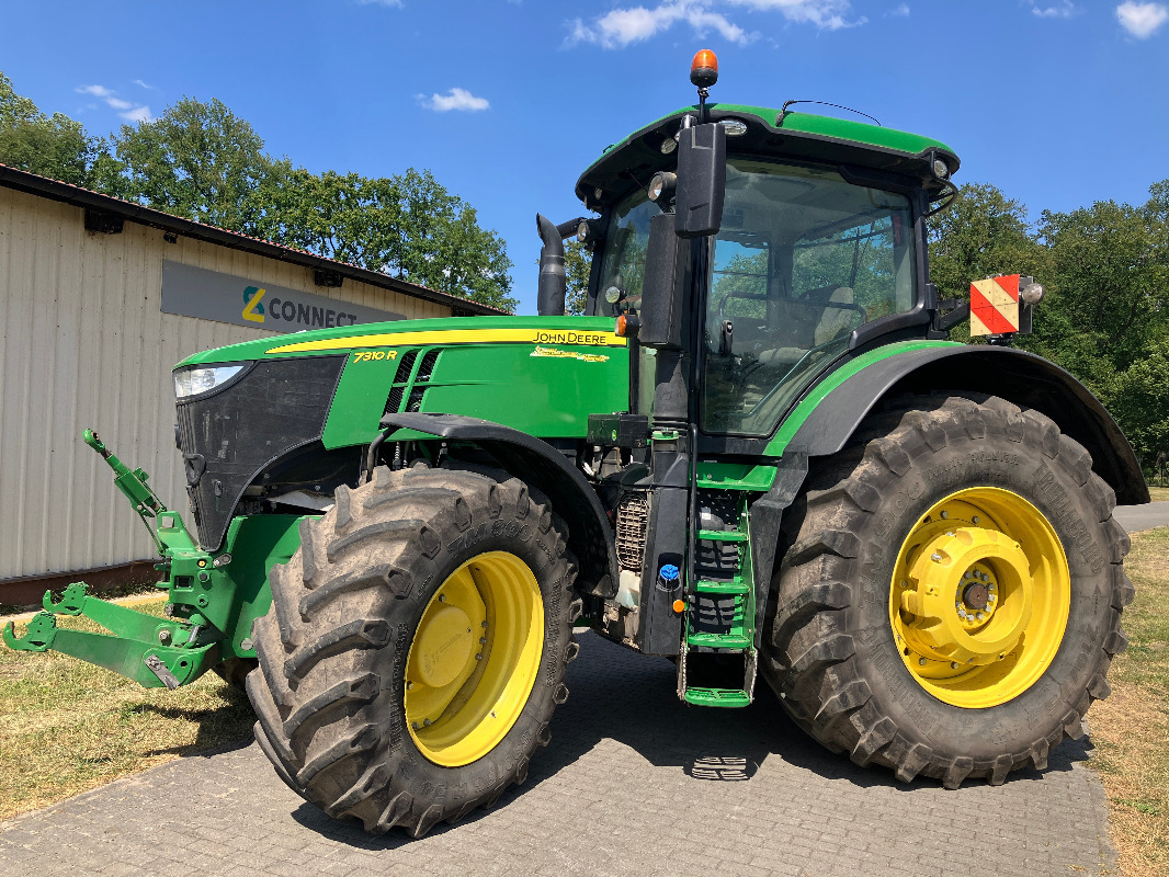 Farm tractor John Deere 7310R: picture 1