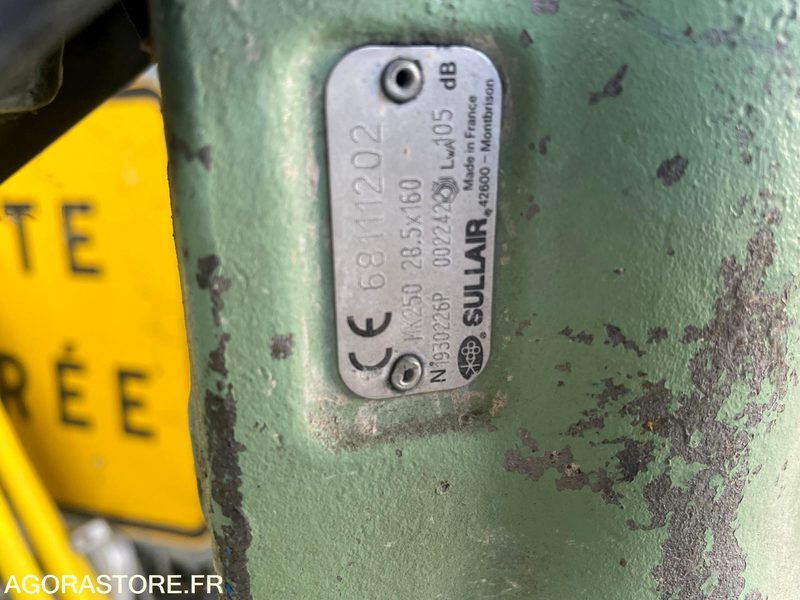 1 Compresseur mobile (+1 marteau perforateur,4 spatules,7 burins,1meuleuse,1 déb - Air compressor: picture 5 1 Compresseur mobile (+1 marteau perforateur,4 spatules,7 burins,1meuleuse,1 déb - Air compressor: picture 5