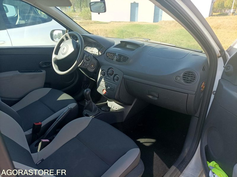 CLIO III 2010 2 places - Car: picture 3 CLIO III 2010 2 places - Car: picture 3