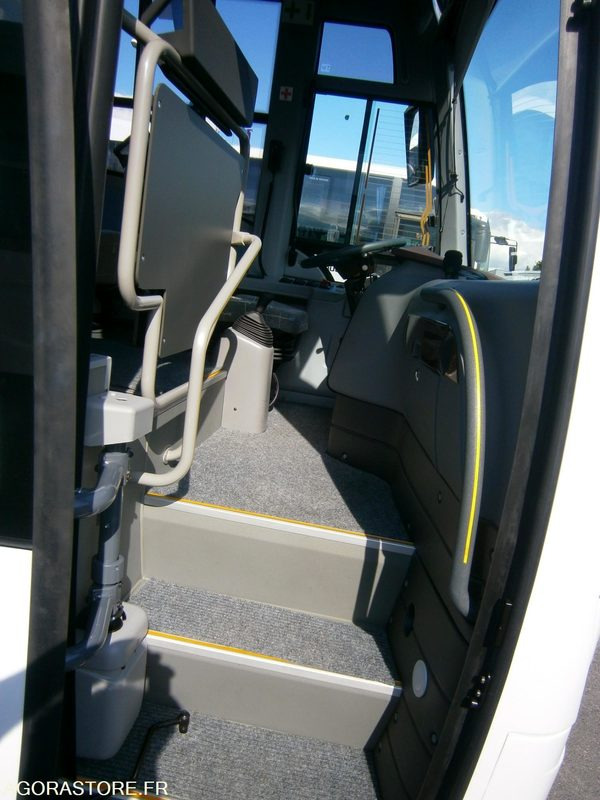 Car Isuzu Turquoise - 2017 - 110 000 km - School bus: picture 4 Car Isuzu Turquoise - 2017 - 110 000 km - School bus: picture 4