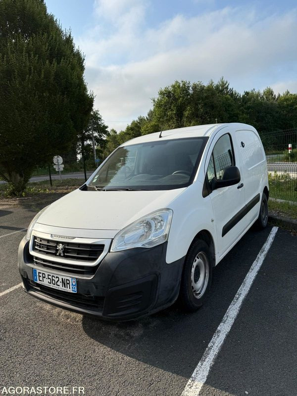 Utilitaire Peugeot Partner 28/07/2017 - 199 000 KMS - Commercial vehicle: picture 3 Utilitaire Peugeot Partner 28/07/2017 - 199 000 KMS - Commercial vehicle: picture 3