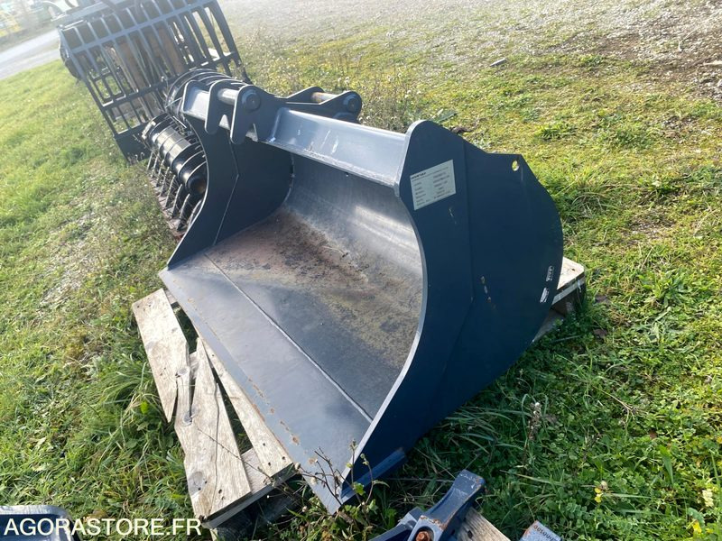 Coupleur hydraulique + 3 godets Neufs pour pelle 6T - Construction equipment: picture 1 Coupleur hydraulique + 3 godets Neufs pour pelle 6T - Construction equipment: picture 1