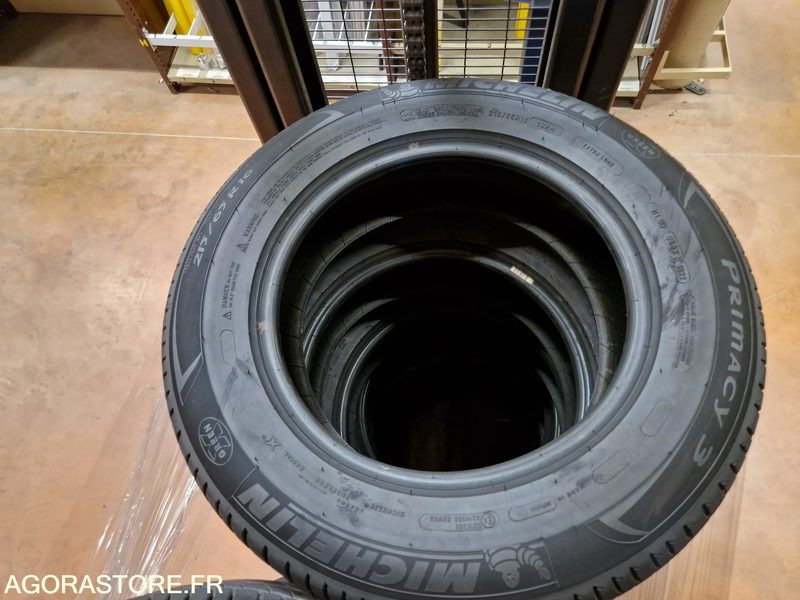 Lot de 12 pneus Michelin 215/65R16 102H - Tire: picture 2 Lot de 12 pneus Michelin 215/65R16 102H - Tire: picture 2