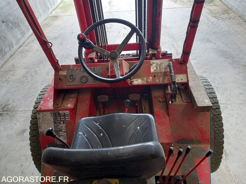 MANITOU MCE25N DIESEL 2000 + GODET - Diesel forklift: picture 3 MANITOU MCE25N DIESEL 2000 + GODET - Diesel forklift: picture 3