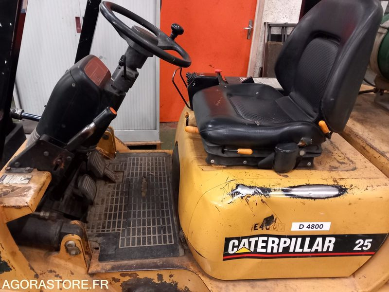 CHARIOT ELEVATEUR CATERPILLAR GP25 D4800 - Material handling equipment: picture 4 CHARIOT ELEVATEUR CATERPILLAR GP25 D4800 - Material handling equipment: picture 4