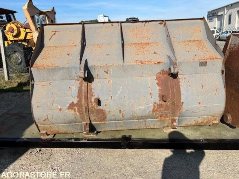 GODET DE CHARGEUR 2800 LITRES EN ATTACHE TYPE VOLVO - Other machinery: picture 4 GODET DE CHARGEUR 2800 LITRES EN ATTACHE TYPE VOLVO - Other machinery: picture 4