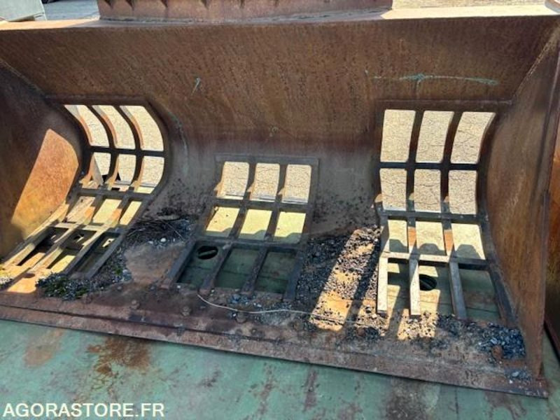 GODET SCELETTE 2.5 M3 DE CHARGEUR EN ATTACHE TYPE VOLVO - Other machinery: picture 2 GODET SCELETTE 2.5 M3 DE CHARGEUR EN ATTACHE TYPE VOLVO - Other machinery: picture 2